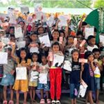 Mga mag-aaral sa Hinigaran, Negros Occidental, tumanggap ng tulong mula sa kapulisan