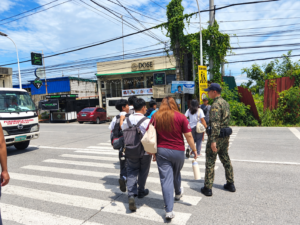 Students-Crossing-a-Busy-Philippine-Intersection